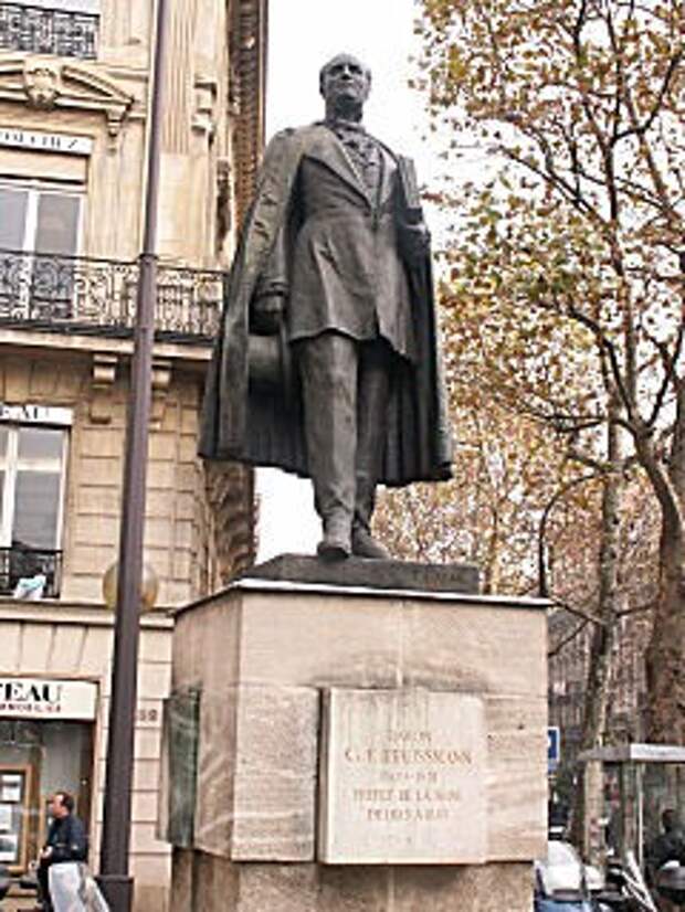 Памятник барону Осману на бульваре его имени в Париже