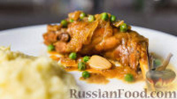 Фото к рецепту: Кролик, тушенный с луком и чесноком