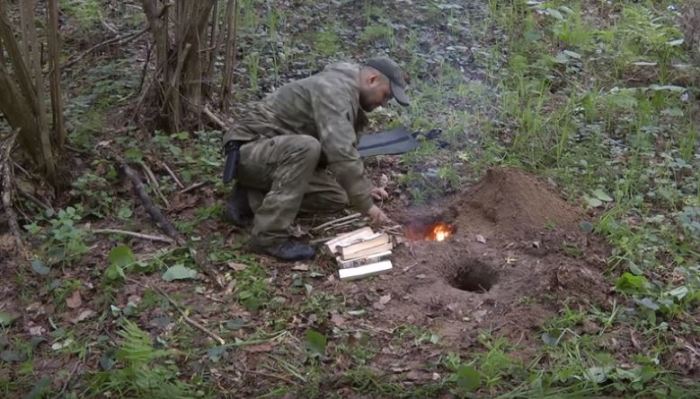 Разжигаем костер. /Фото: youtube.com. Разжигаем костер. /Фото: youtube.com.