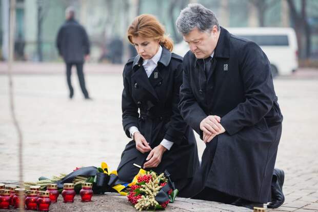 Картинки по запросу порошенко на коленях
