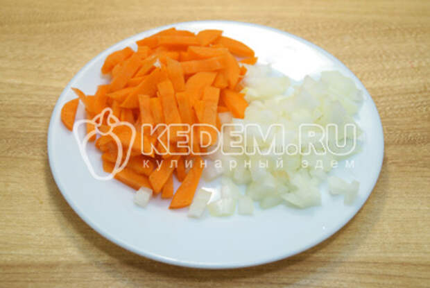 Лук и морковь очистить, лук мелко нашинковать, а морковь нарезать брусочками.