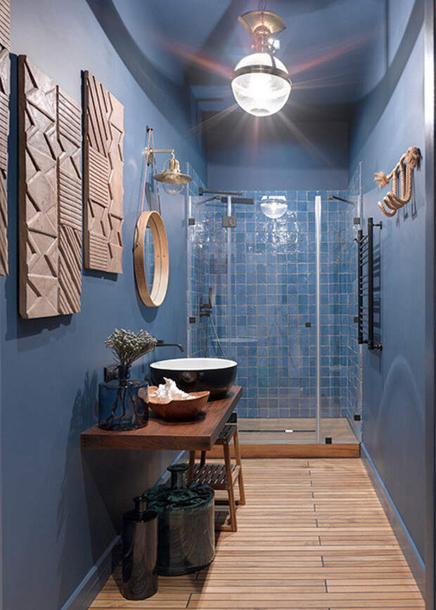 дизайн ванной с синей плиткой