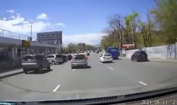 "По навигатору едет?": поступок водителя на оживленной дороге попал на видео
