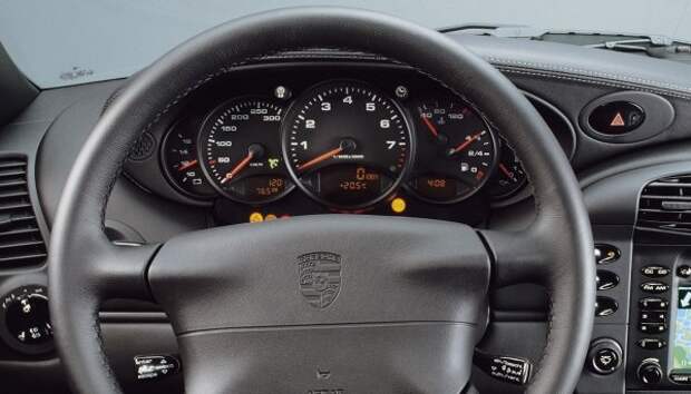 Porsche проделал солидную работу над 911 (поколение 996), собрав 5 циферблатов перед водителем.  Дизайнеры сосредоточились в основном на тахометре, который находится посередине, и уменьшили ширину всей приборной панели.  Также было введено цифровое считывание скорости, которое так же хорошо, как шкала и отметки на аналоговом спидометре, что делает его очень полезным.