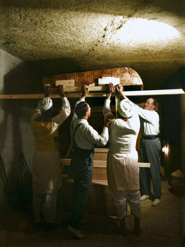 Картер, Каллендер и двое египетских рабочих разбирают один из золотых ковчегов в погребальном покое. (1923 г.) Говард Картер, египет, история, фото