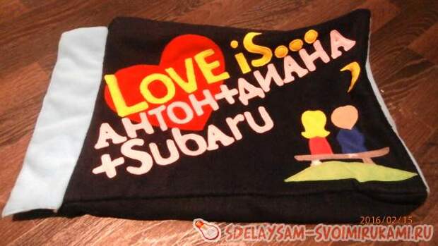 Декоративная подушка Love is