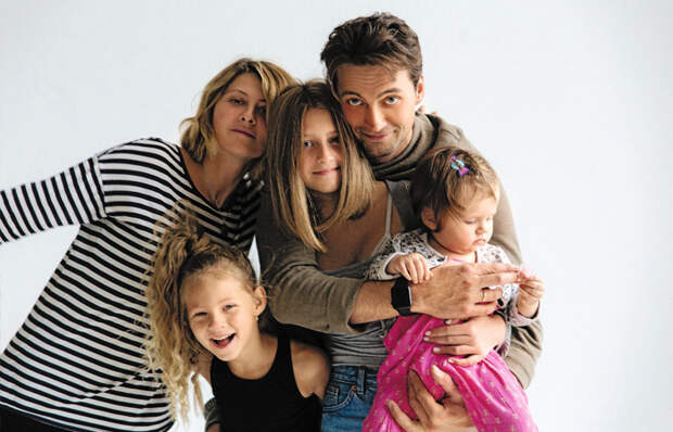 Иван Колесников и Лина Раманаускайте с дочерями.