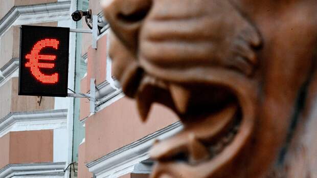 Евро впервые с начала апреля опустился до 89 рублей 