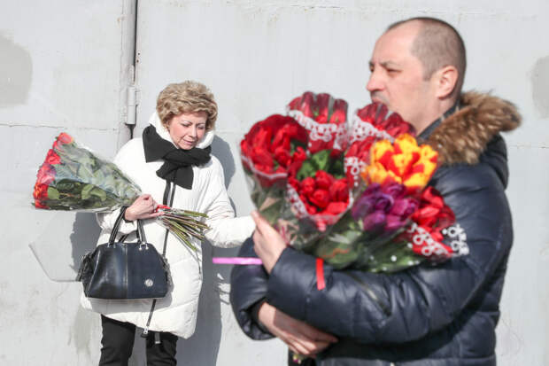 В Архангельской области женщин на остановках встретят джентельмены с цветами