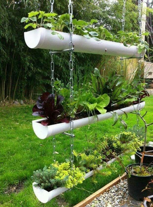 Подвесной огород, изготовленный с помощью ПВХ-труб - оригинальный способ, чтобы использовать свободное пространство вокруг дома, для выращивания цветов и растений.