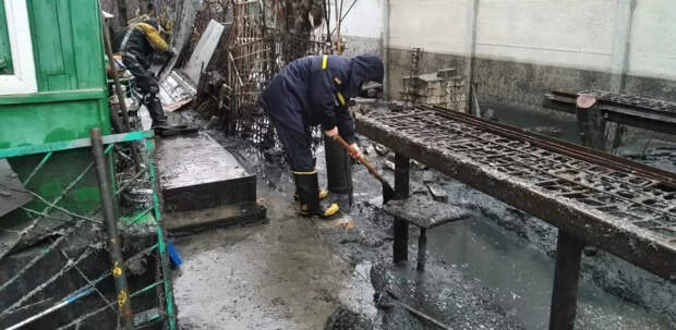 В Херсоне на улице Штурвальной прорвало напорный канализационный коллектор – фекалиями залило окрестные дома....