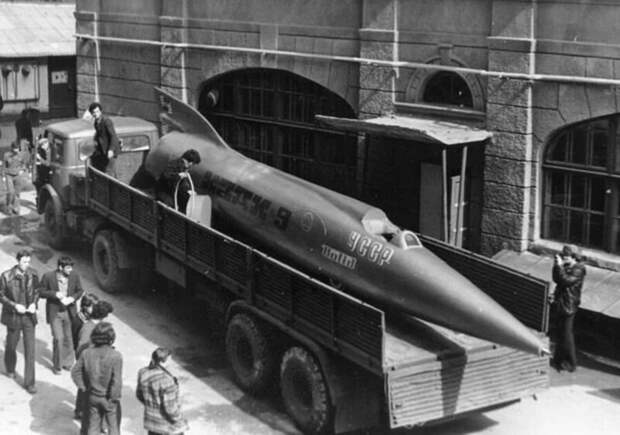Доставка скоростного автомобиля ХАДИ-9. Он оснащен турбореактивным двигателем РД-9БФ. Теоретическая расчетная скорость автомобиля составляла 1200 км/ч.