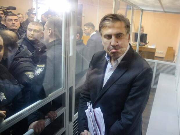 Тяжелобольной Саакашвили ужаснул своим видом на кадрах трансляции в суде (ФОТО)