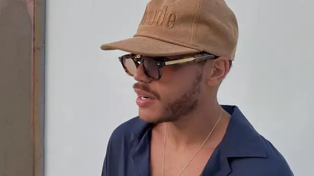 Дос Сантос показал обнажённую грудь своей подруги на фото в Instagram