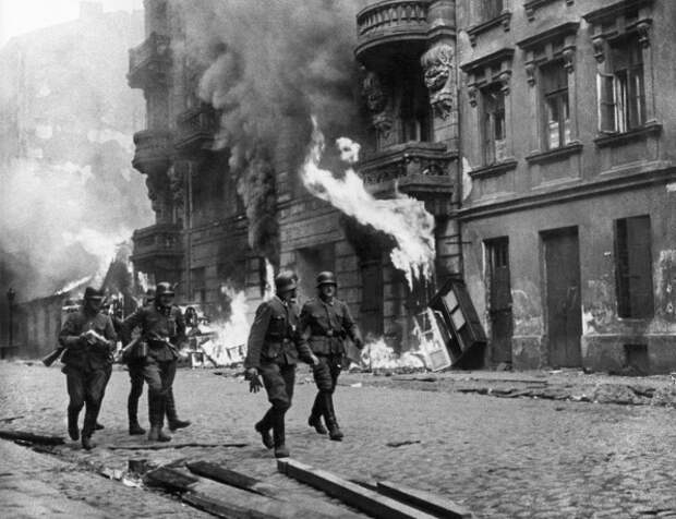 Гитлеровские солдаты во время подавления восстания в варшавском гетто, май 1943 года