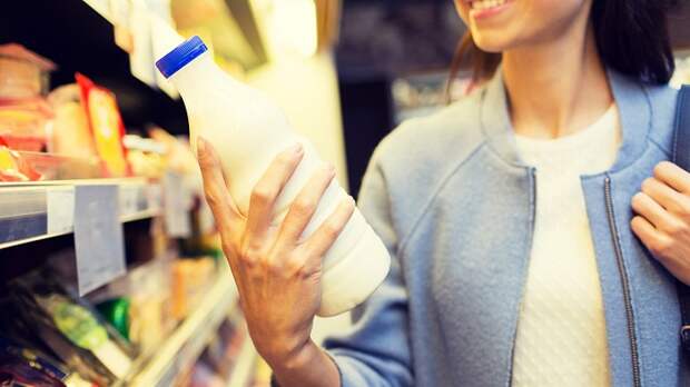 Лучше за раз покупать одну бутылку молока. / Фото: ryazagro.ru