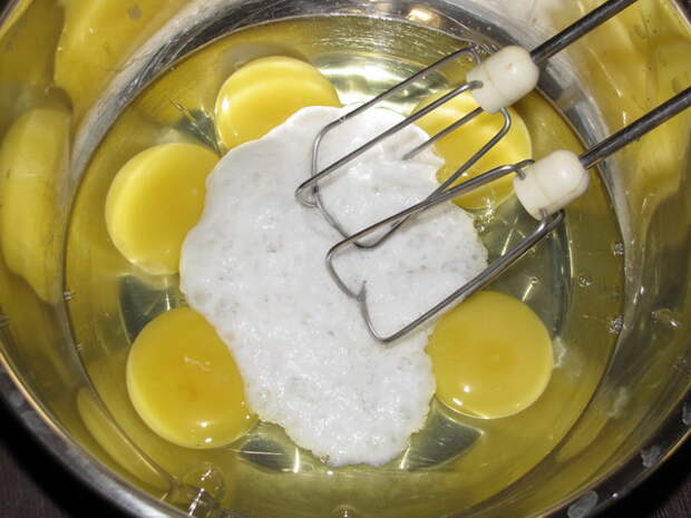 Взбить в глубокой чашке яйца с гашеной содой и солью. пошаговое фото этапа приготовления торта Горка