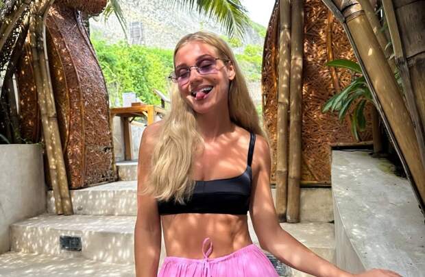Асмус вызвала бурю эмоций у фанатов пляжными фото в микрокупальнике