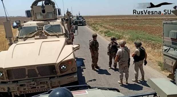 Патруль российской военной полиции блокировал и развернул колонну американских военных в Сирии