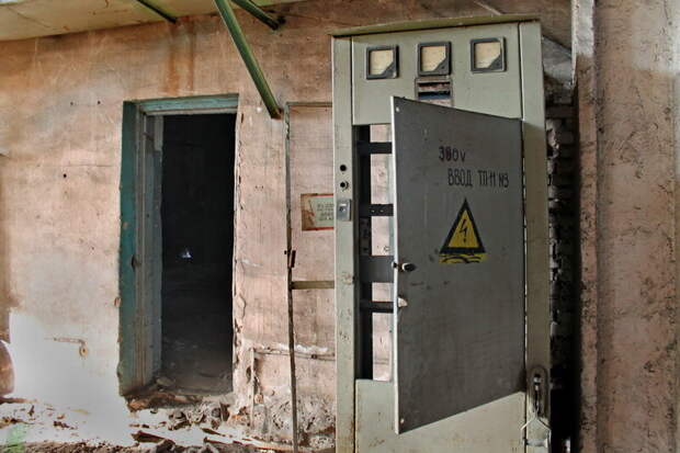 По углам осталось несколько будок щитовых.
