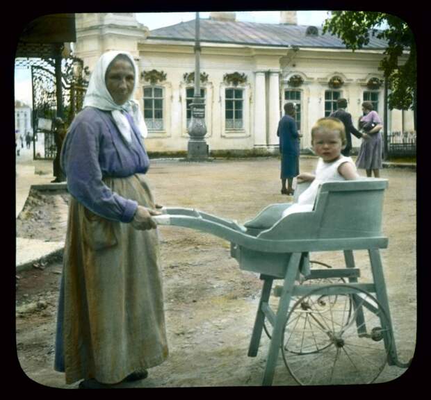 Пушкин (Царское Село). Екатерининский дворец: старая женщина с ребенком в коляске