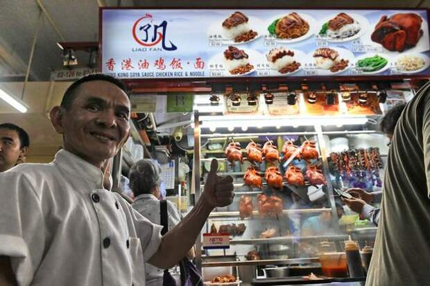 Сингапурский торговец уличной едой получил звезду Мишлен