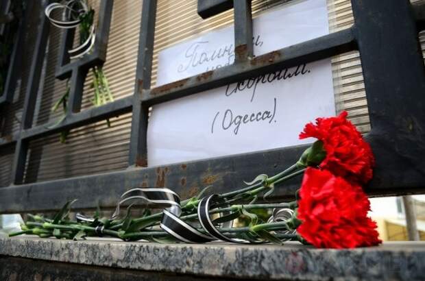 Несмотря на угрозы нацистов, одесситы снова принесли цветы к консульству России