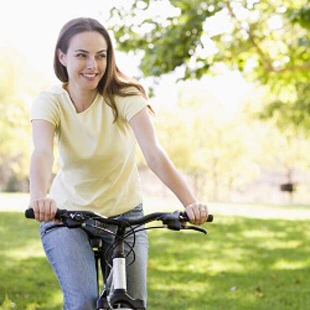 Для женщин, имеющих слишком худые икры ног, показано катание на велосипеде