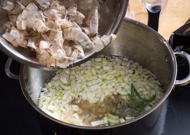 Бульон из креветочных панцирей. / Фото: povar.ru Бульон из креветочных панцирей. / Фото: povar.ru