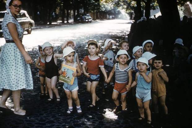 Детский сад на прогулке Моменты из прошлого, СССР, быт, воспоминания, лица, ностальгия, фото