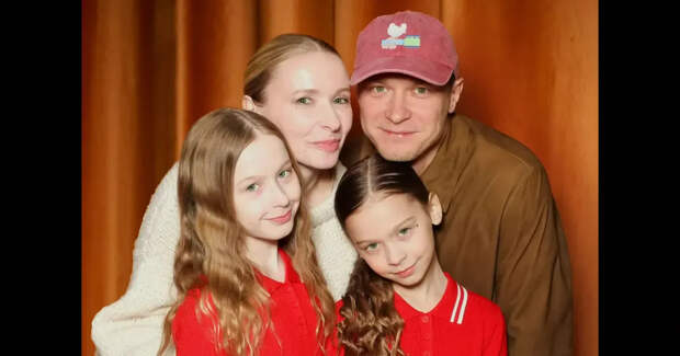 Юра Борисов с семьёй, Андрей Малахов, Елена Яковлева, Юлия Барановская и Леонид Каневский на премьере фильма "Чебурашка 2"