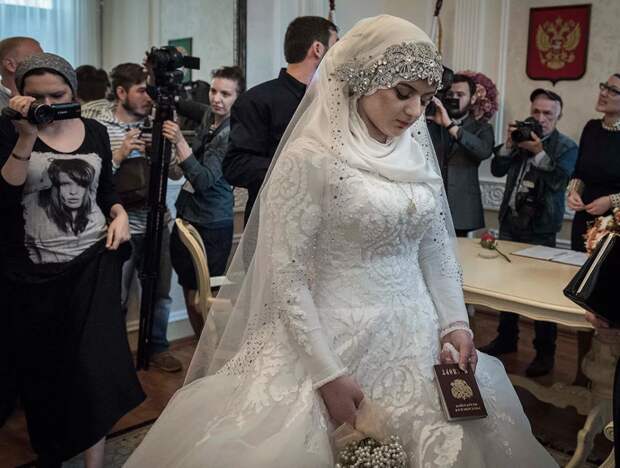 Печальная история, а может быть и нет, произошла 6 лет назад в Чечне. Этот скандал прогремел на всю страну. Бедная маленькая девочка, которой 17 лет, выходила замуж за старого начальника РОВД.-7