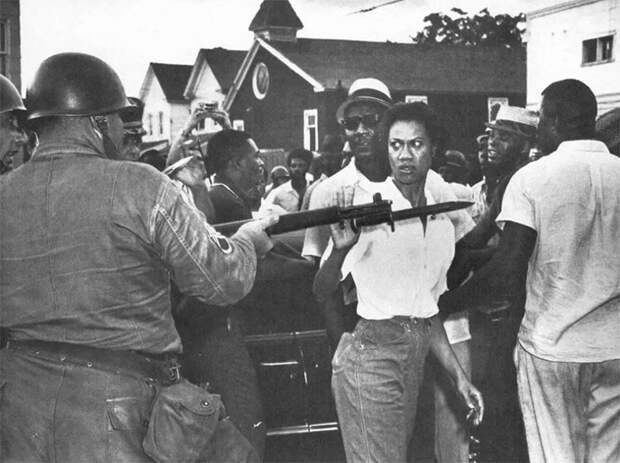 Глория Ричардсон отталкивает штык национального гвардейца во время протеста в Кембридже, штат Мэриленд, 1963 демонстрации, женщины, кадры, общество, протест, сильные женщины, сильные фотографии, фото