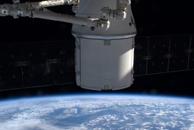 "Космический грузовик" Dragon везет с МКС результаты научных экспериментов