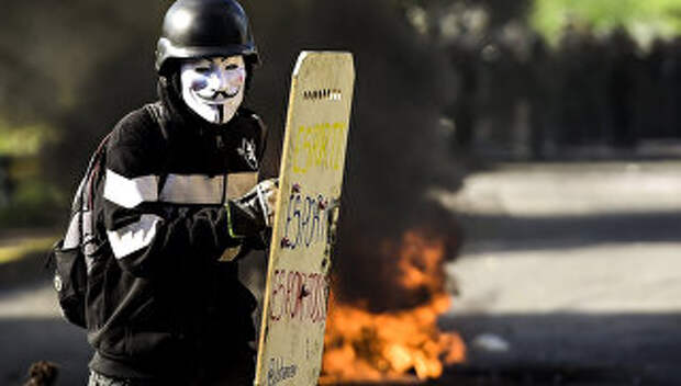 Демонстрант во время акции протеста против президента Венесуэлы Николаса Мадуро в Каракасе. Архивное фото