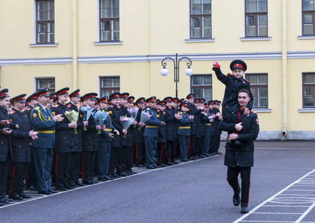 В Санкт-Петербурге для воспитанников Суворовского училища прозвенел последний звонок