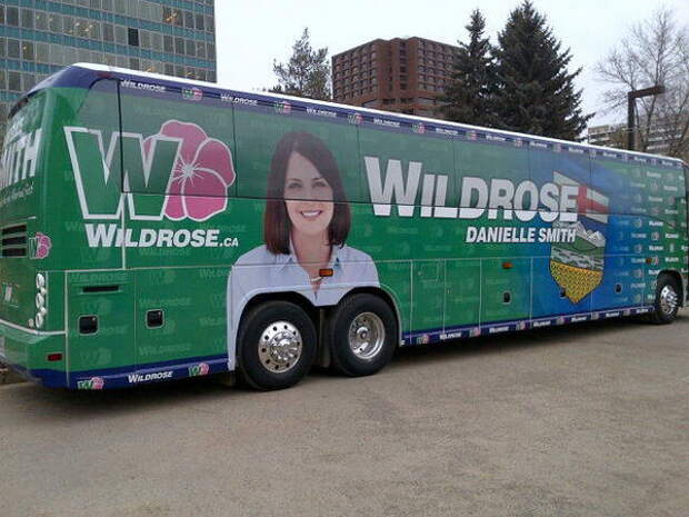3. Даниэлла Смит - бывший канадский политик и журналист. А Wildrose является ее политической партией. Интересно, сколько людей проголосовали за эту партию, увидев этот автобус. Даже антирекламой это назвать трудно.