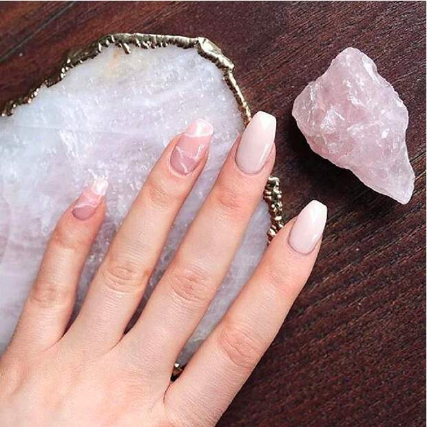 Самый модный тренд для ногтей - Розовый кварц
