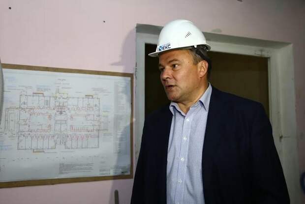 Петр Толстой проверил ход ремонта поликлиники в Капотне фото: Александр Чикин