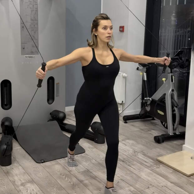 Регина Тодоренко показала фигуру в облегающем комбинезоне после третьих родов