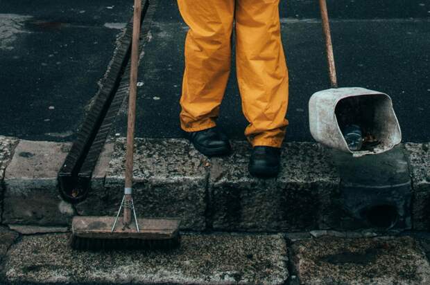 Петербургских родителей отправили убирать городские улицы из-за детей