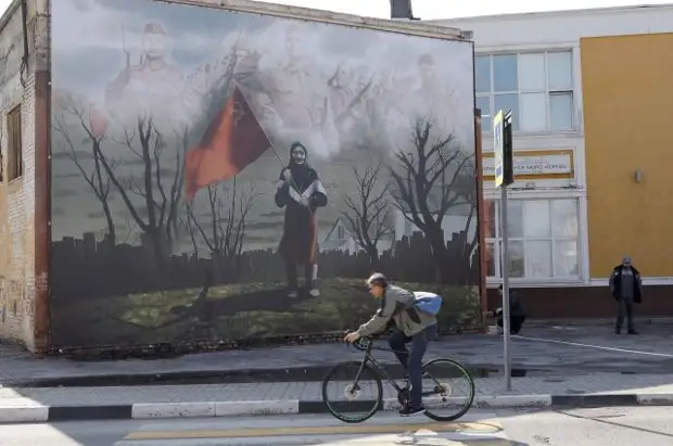 В Белгородской области появился баннер с бабушкой с советским флагом