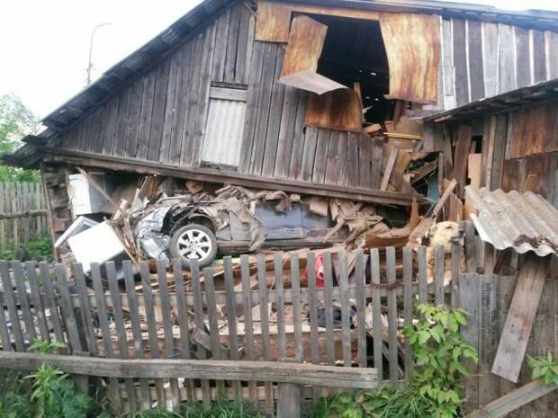 В Свердловской области водитель снес жилой дом и сбежал audi, авария, дтп, курьез