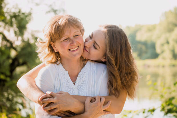 Что подарить маме на 8 Марта? Идеи недорогих подарков, которые порадуют любую женщину