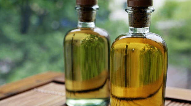 Артрит Касторовое масло обладает противовоспалительным действием. Самое простое — это делать массаж больного места с использованием масла.