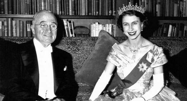 Исторические фото Елизаветы II и 15 американских и советских президентов