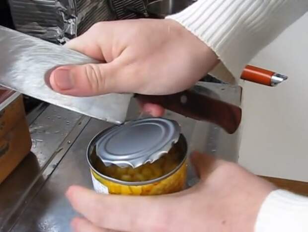 Открываем консервную банку при помощи ножа.