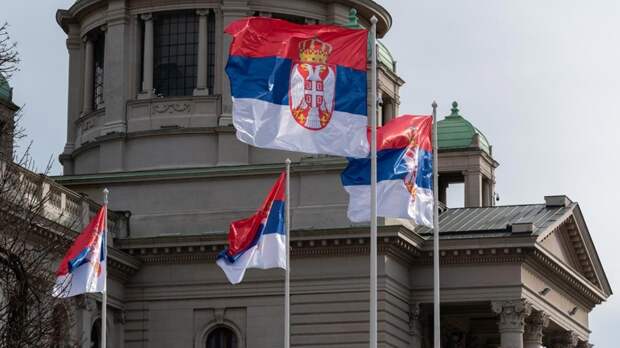 В сербском городе Валево протестующие подожгли офис правящей партии