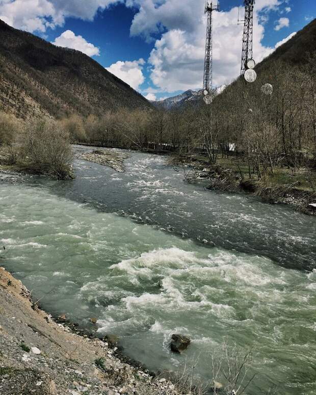 Как выглядит черно-белая река в Грузии, в которой не смешивается вода в мире, вода, интересно, природный феномен, путешествие, река, фото, цвет