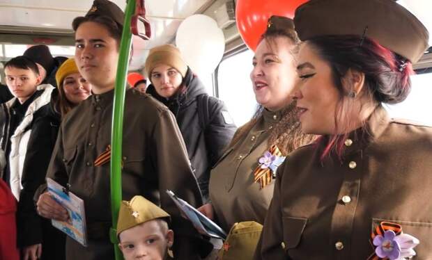 Песни весны и Победы: поющий автобус вновь колесит по улицам столицы Ямала